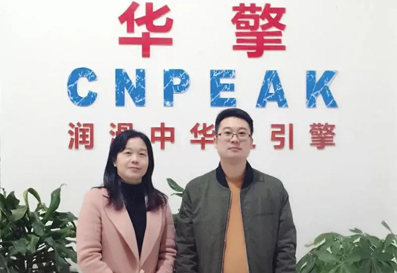 Генеральный директор «Хуацин Смазочные Материалы» г-н Дэн Чжихуэй (справа) с генеральным директором посетившей компанию Guangzhou Zhiqianzhong г-жой Чжоу Иминь